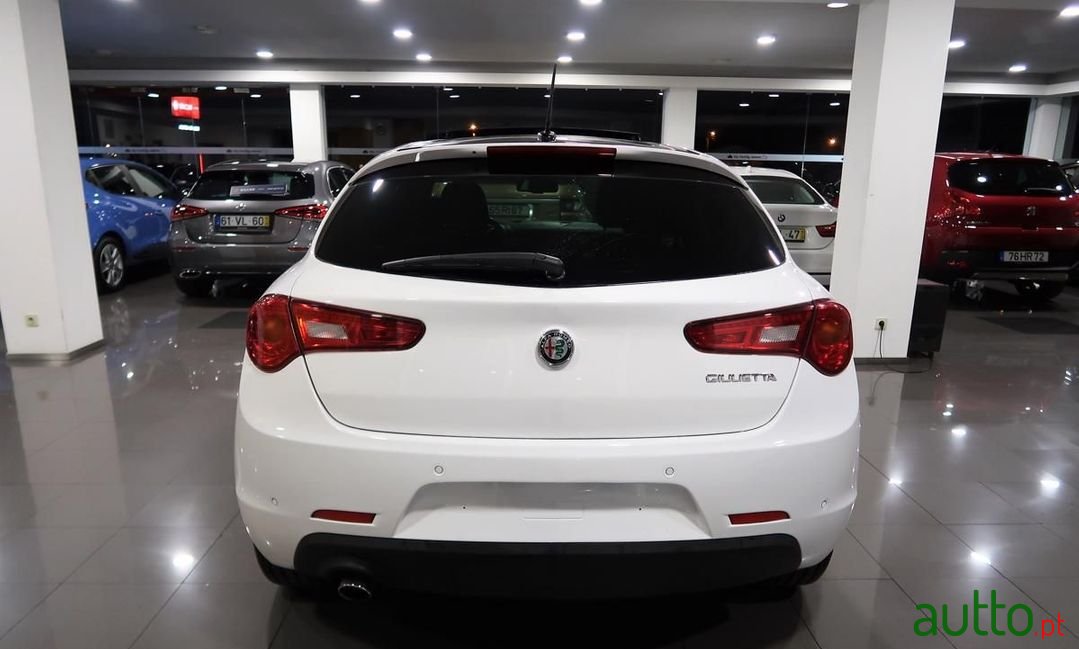 2016' Alfa Romeo Giulietta photo #5