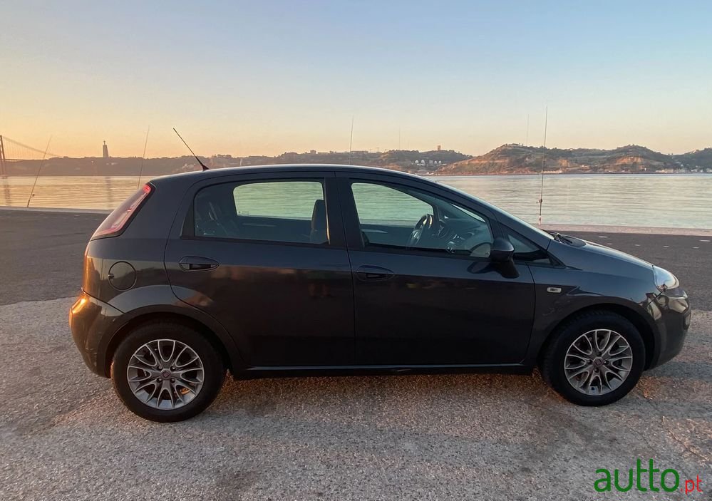 2011' Fiat Punto Evo photo #2