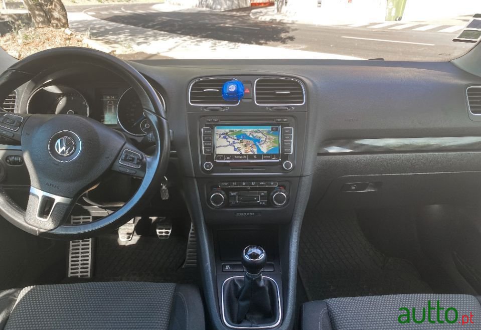 2009' Volkswagen Golf photo #5