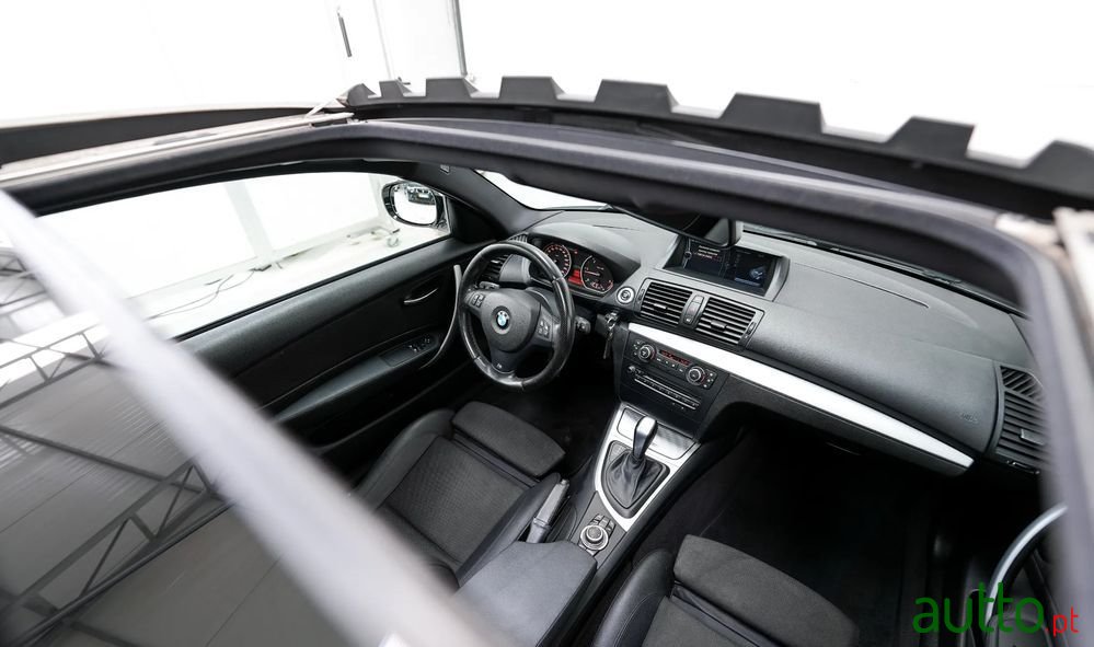 2012' BMW 123 D Auto photo #6