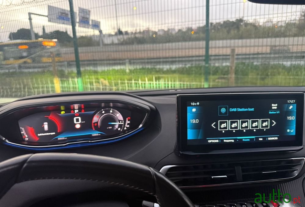 2022' Peugeot 5008 photo #6