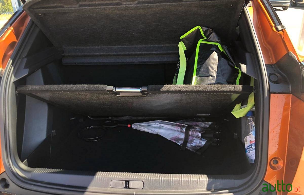 2020' Peugeot 2008 photo #6