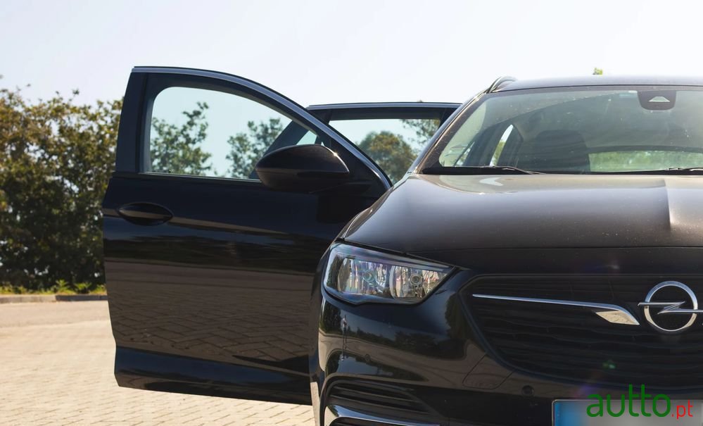 2020' Opel Insignia Sports Tourer photo #2