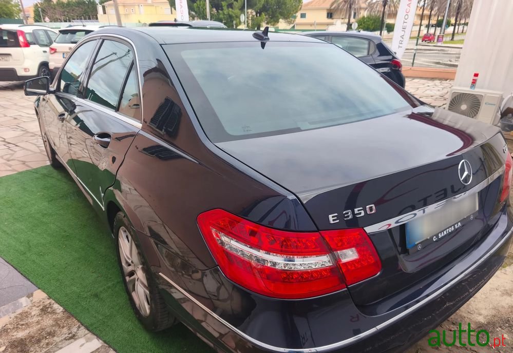 2010' Mercedes-Benz Classe E photo #3