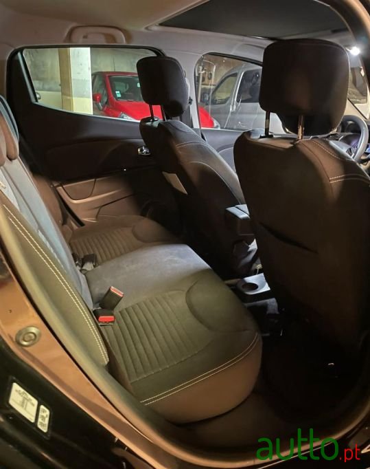 2013' Renault Clio photo #5