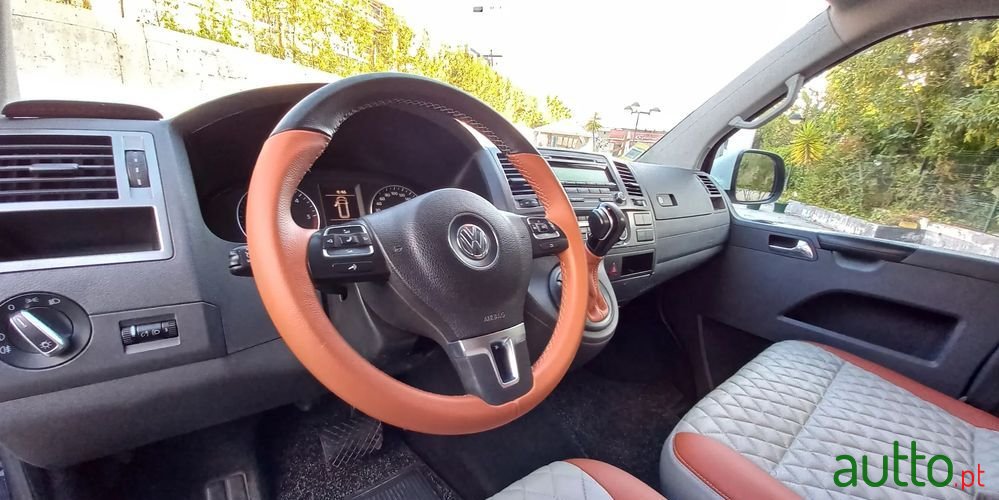 2015' Volkswagen Caravelle photo #1