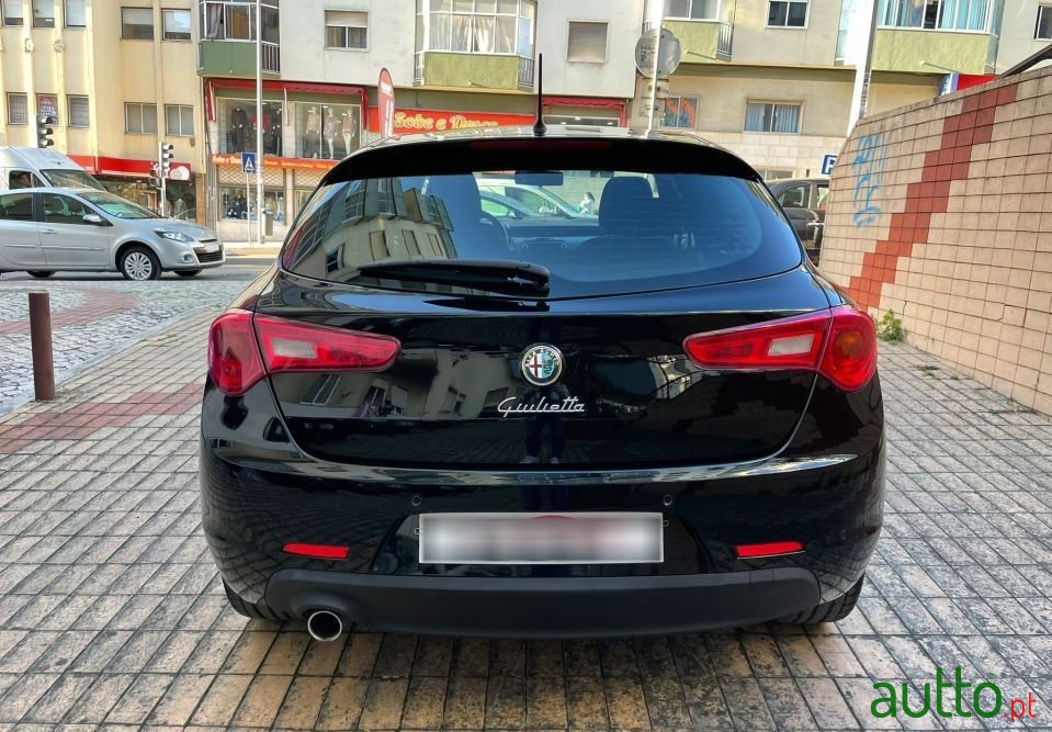 2013' Alfa Romeo Giulietta photo #6