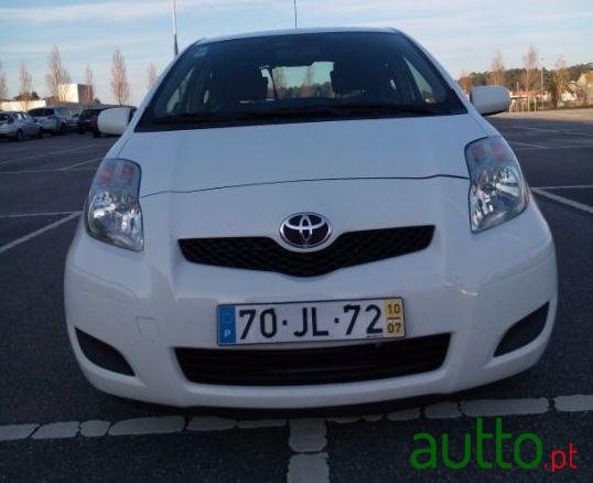 2010' Toyota Yaris photo #2