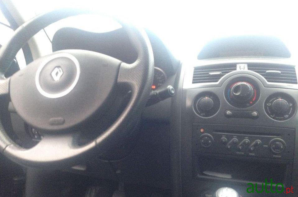2007' Renault Megane photo #2