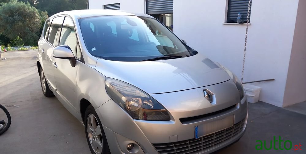 2009' Renault Grand Scenic photo #1