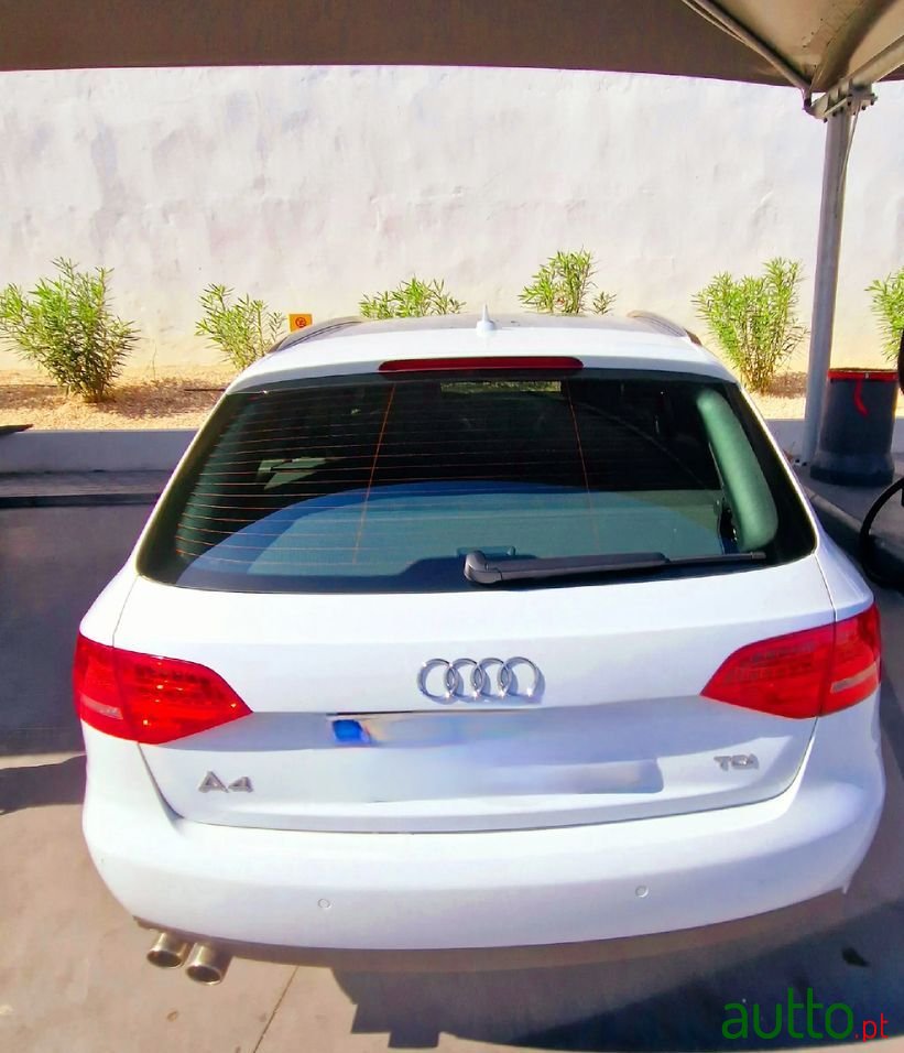 2011' Audi A4 Avant photo #4