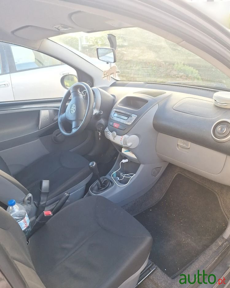 2010' Toyota Aygo 1.0 photo #3