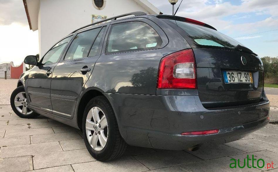 2010' Skoda Octavia Break photo #3