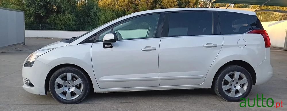 2011' Peugeot 5008 photo #6