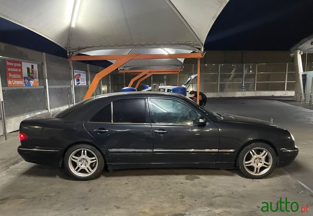2001' Mercedes-Benz E 220 photo #5