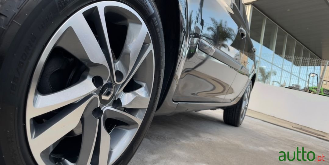 2011' Renault Clio photo #4