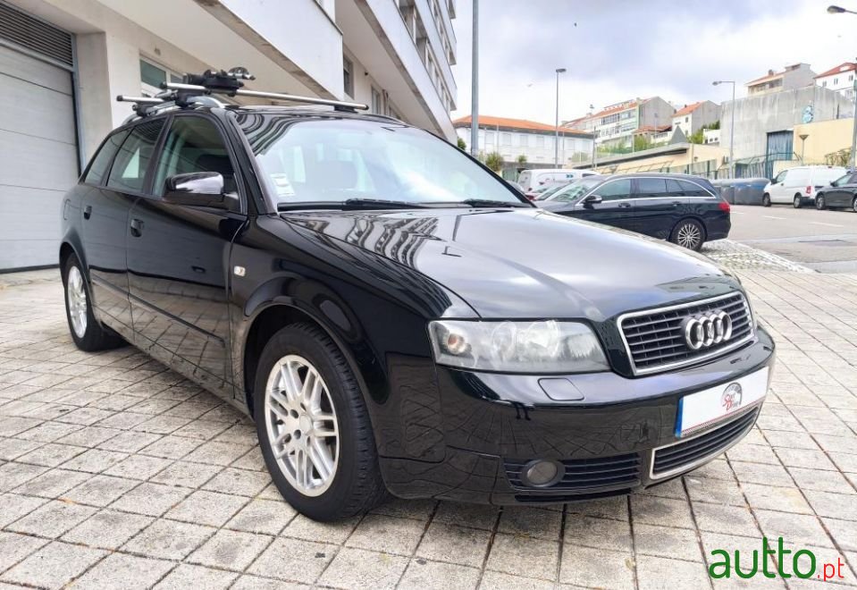 2004' Audi A4 Avant photo #2