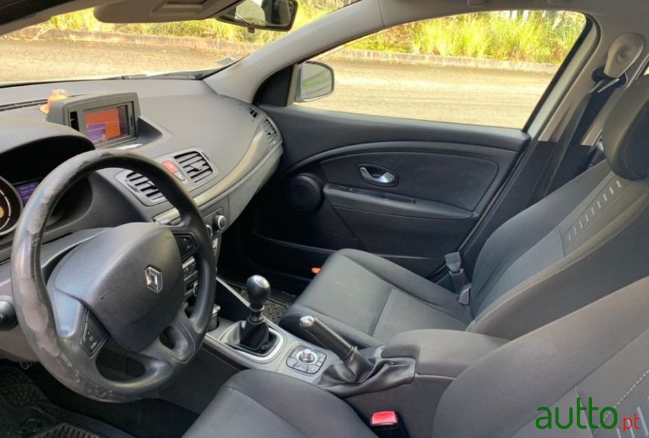 2010' Renault Megane Sport Tourer photo #3