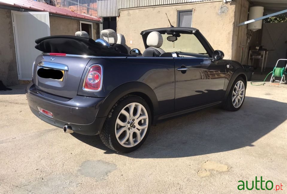 2012' MINI Cabrio photo #3