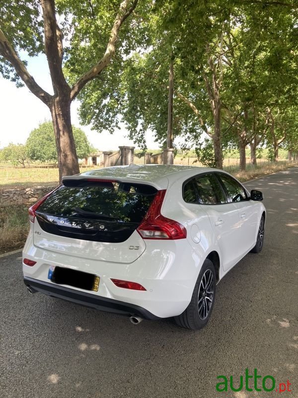 2019' Volvo V40 photo #3