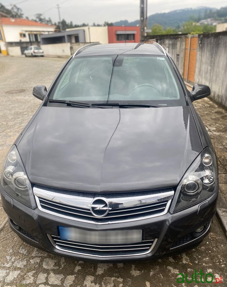 2010' Opel Astra photo #1