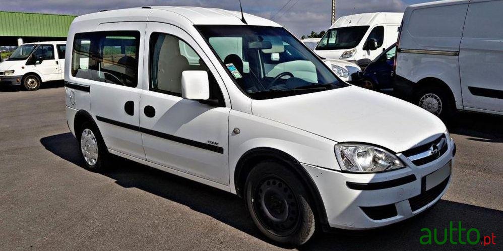 2006' Opel Combo Tour 1.3 Cdti photo #1