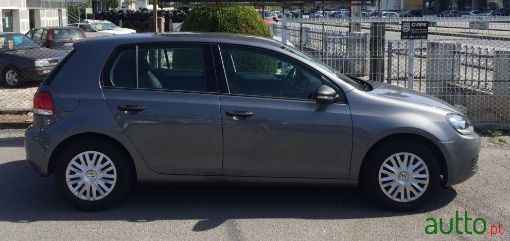 2012' Volkswagen Golf 1.6 TDi Trendline photo #2