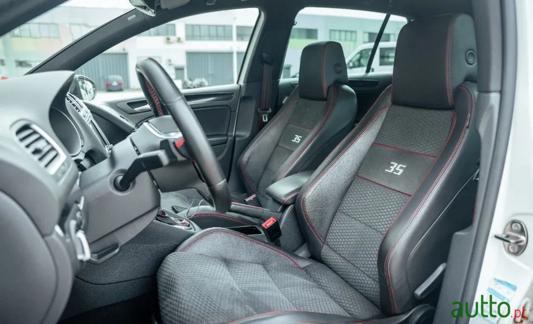 2011' Volkswagen Golf photo #6