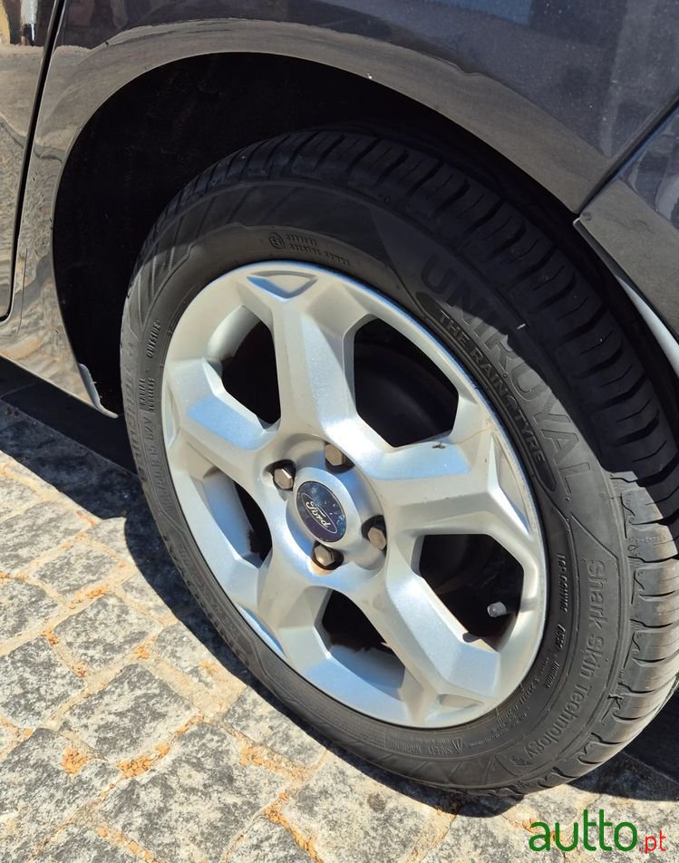 2010' Ford Fiesta photo #5