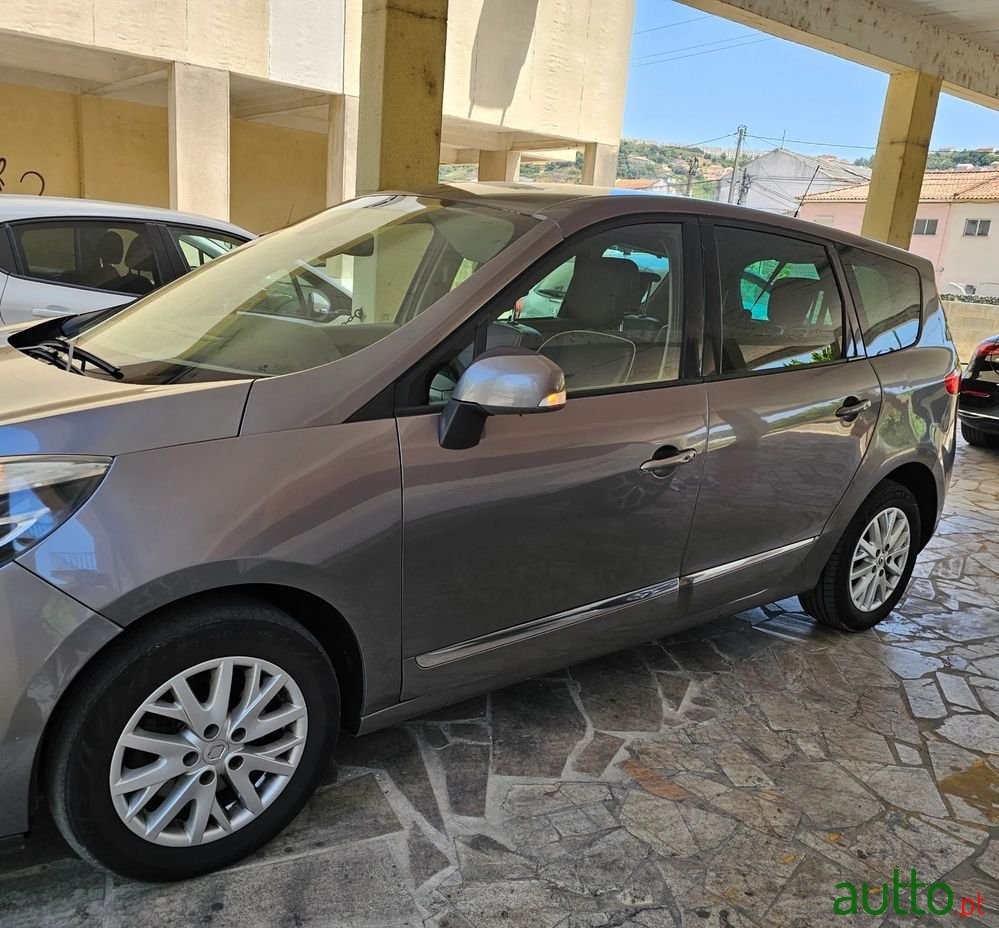 2012' Renault Grand Scenic 1.5 Dci Luxe 7L photo #2
