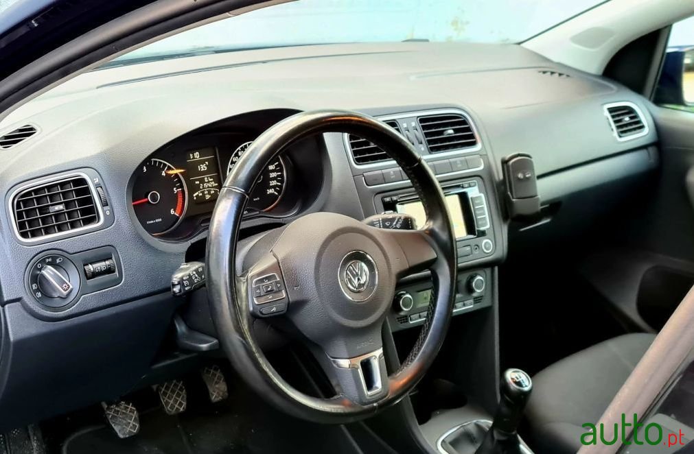 2011' Volkswagen Polo photo #5