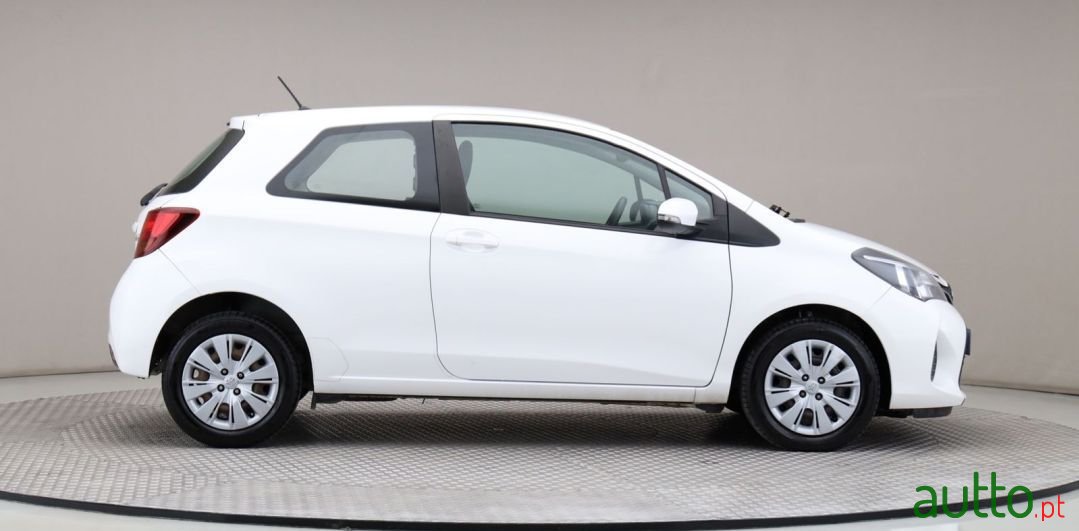 2017' Toyota Yaris photo #5