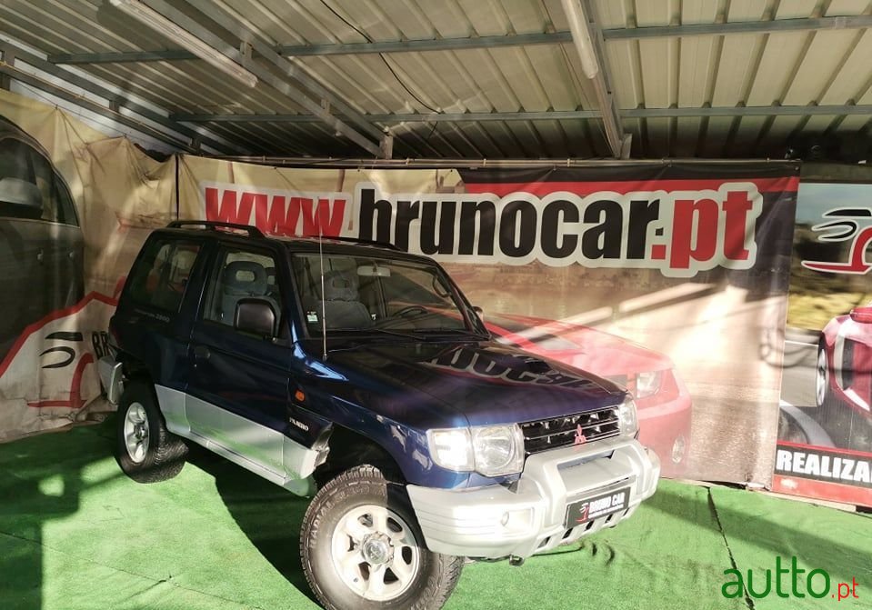 1999' Mitsubishi Pajero photo #1