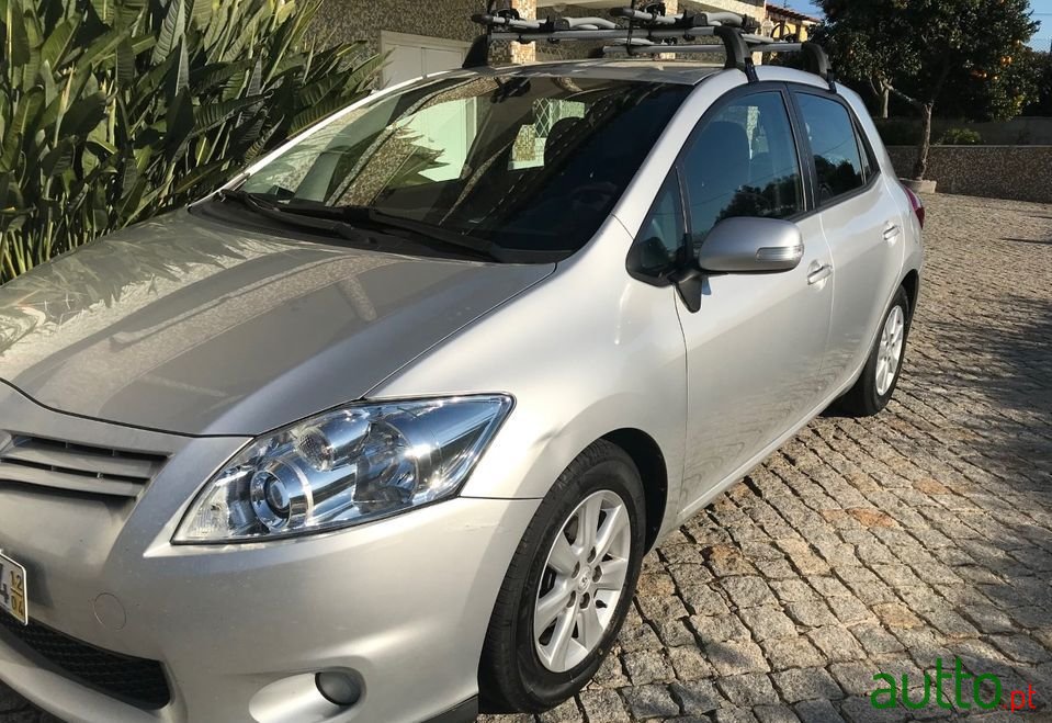 2012' Toyota Auris photo #5