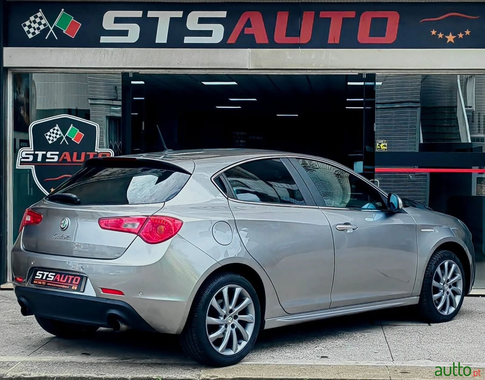 2011' Alfa Romeo Giulietta photo #3