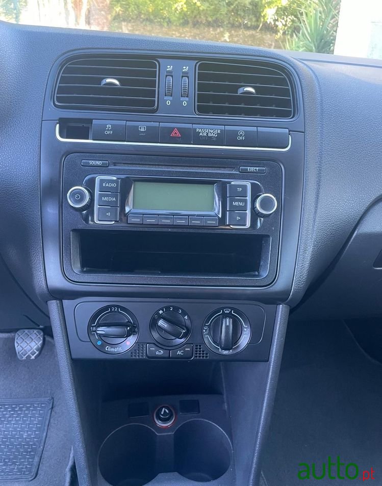 2010' Volkswagen Polo photo #3