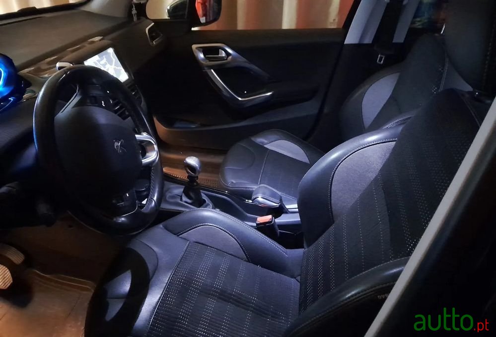 2015' Peugeot 2008 1.6 Bluehdi Allure photo #3