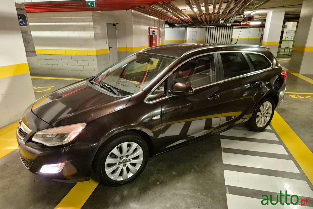2011' Opel Astra Sports Tourer photo #3
