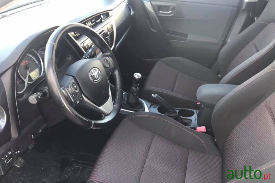 2012' Toyota Auris photo #5