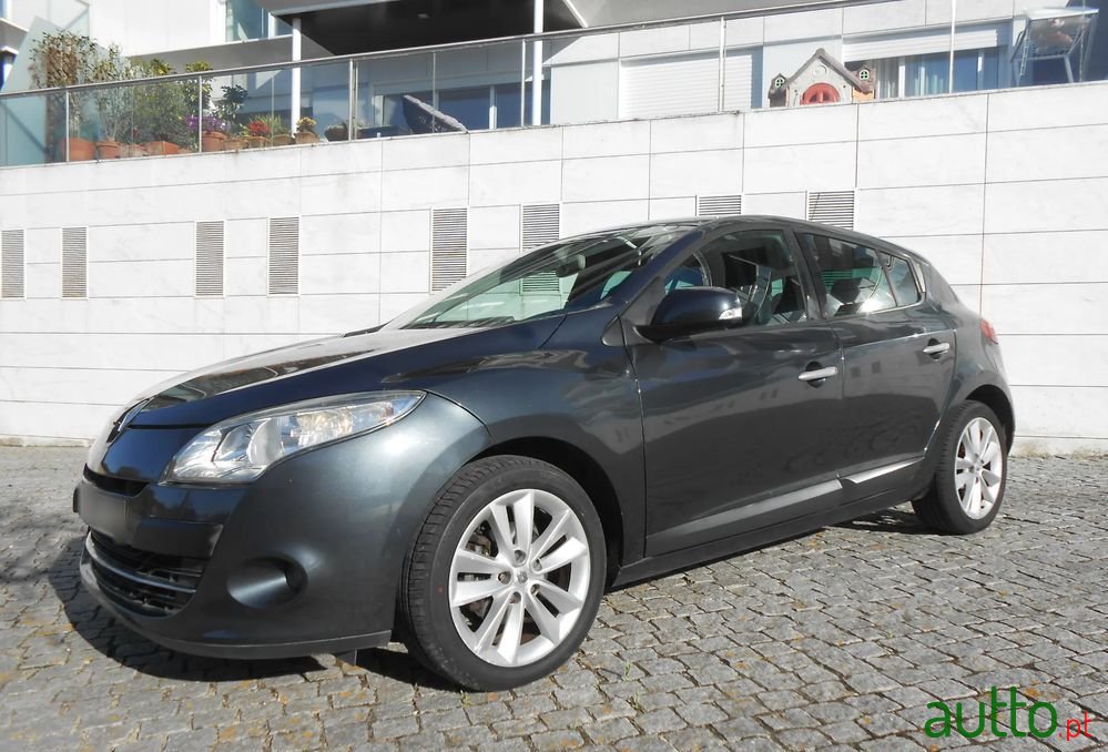 2011' Renault Megane photo #2