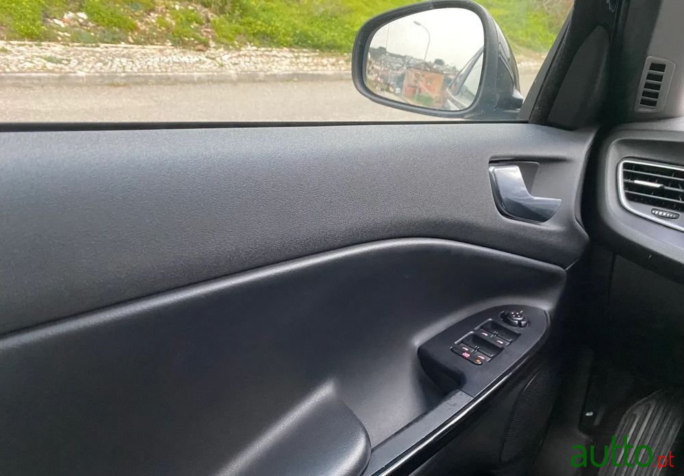 2012' Alfa Romeo Giulietta photo #5