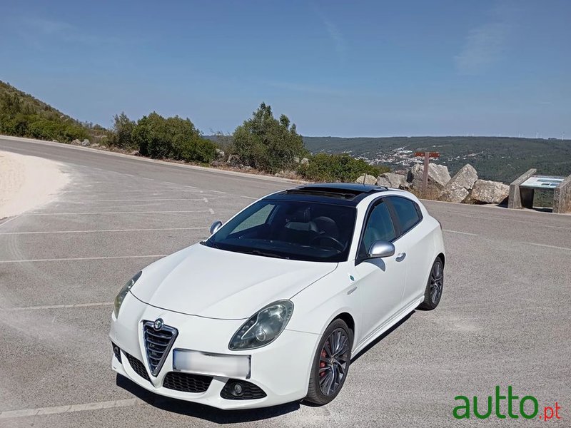 2011' Alfa Romeo Giulietta photo #1