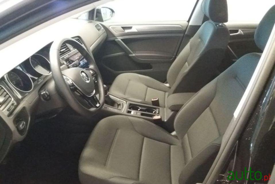 2017' Volkswagen Golf photo #1