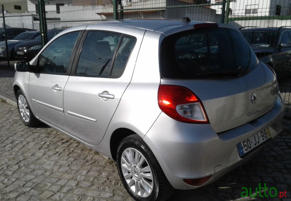 2010' Renault Clio photo #2