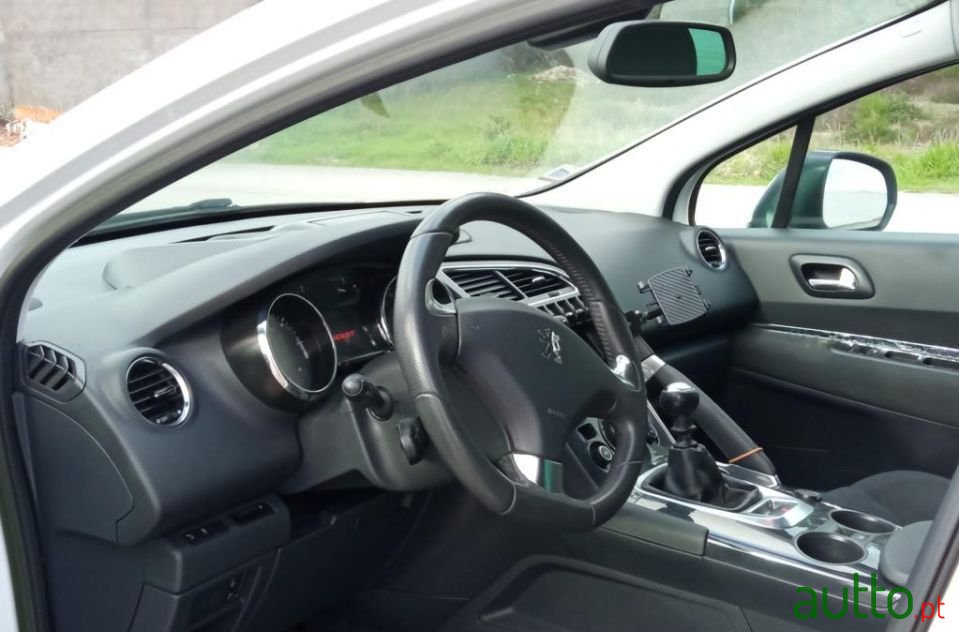2013' Peugeot 3008 photo #2