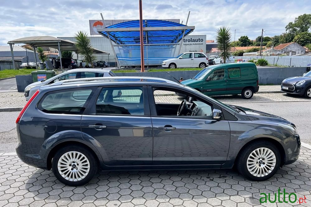 2010' Ford Focus Sw photo #2