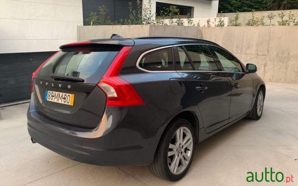 2011' Volvo V60 Momentum photo #2