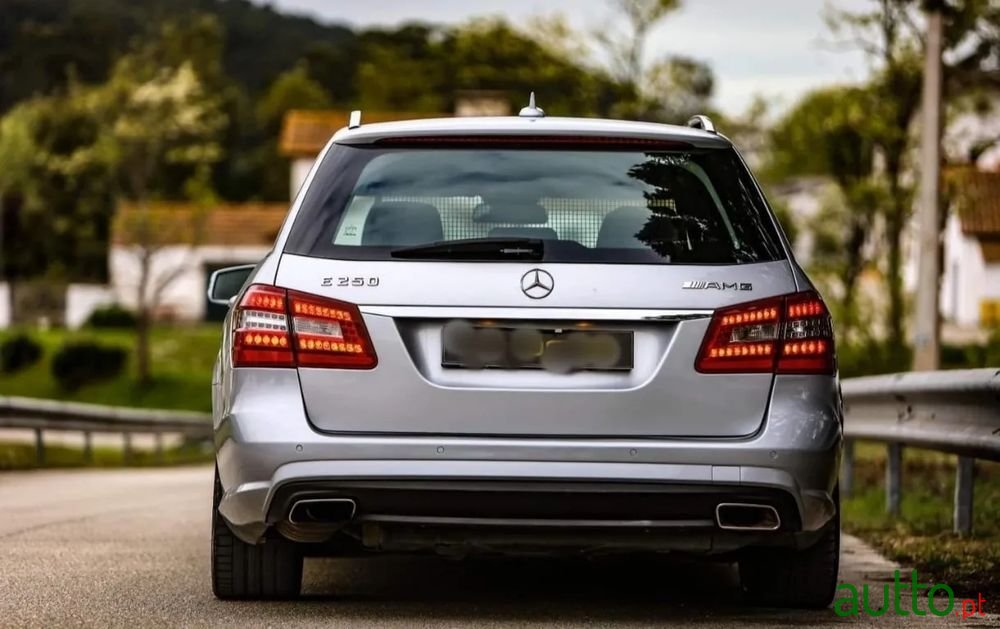 2010' Mercedes-Benz Classe E photo #5