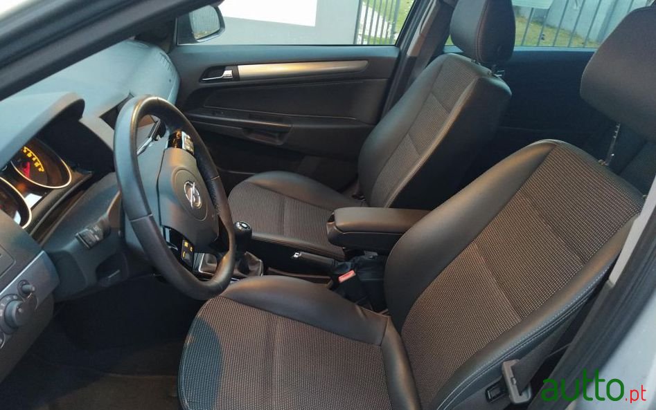 2010' Opel Astra Caravan photo #1