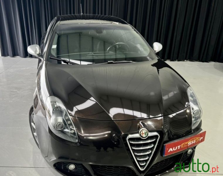 2011' Alfa Romeo Giulietta photo #2
